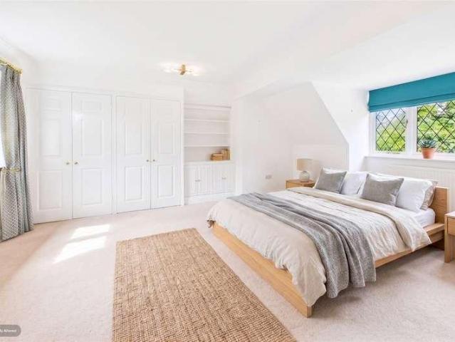 6 bed house for sale