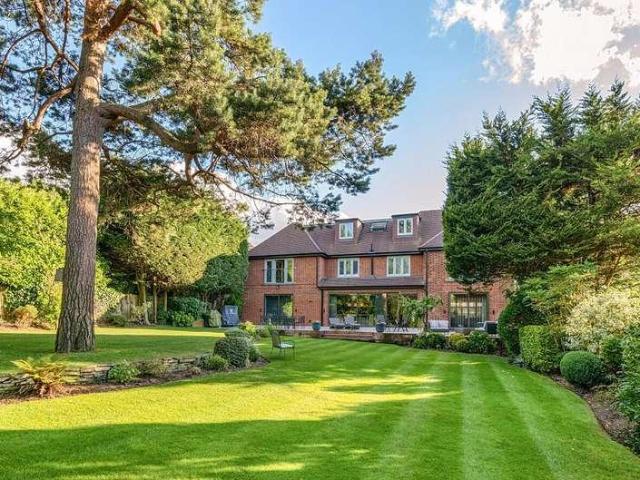 6 bed house for sale