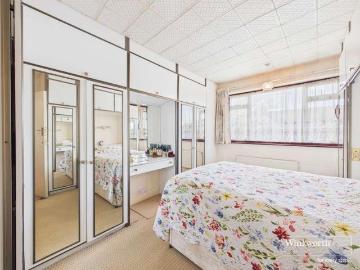 6 bed house for sale