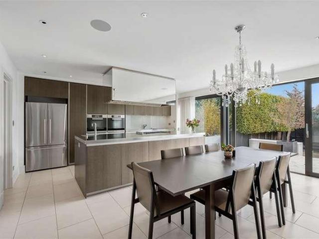 6 bed house for sale