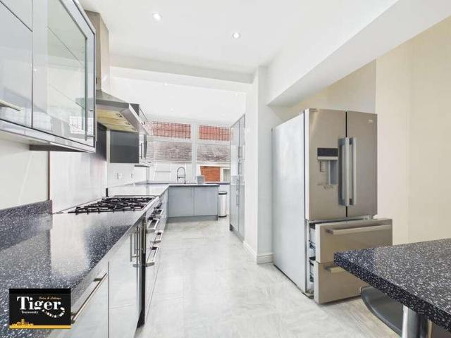 6 bed house for sale