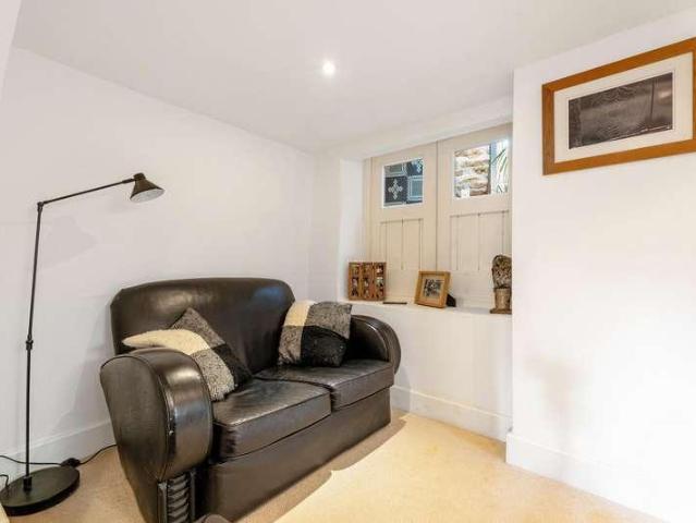 6 bed house for sale