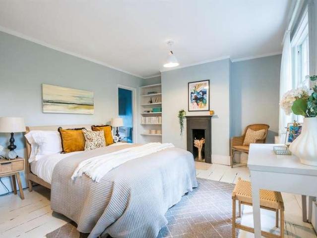 6 bed house for sale