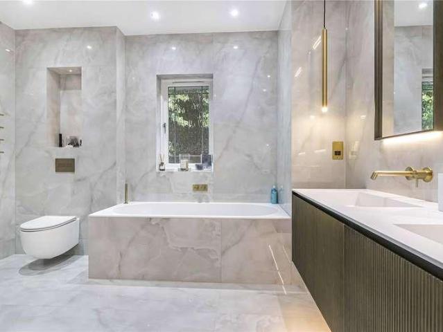 6 bed house for sale
