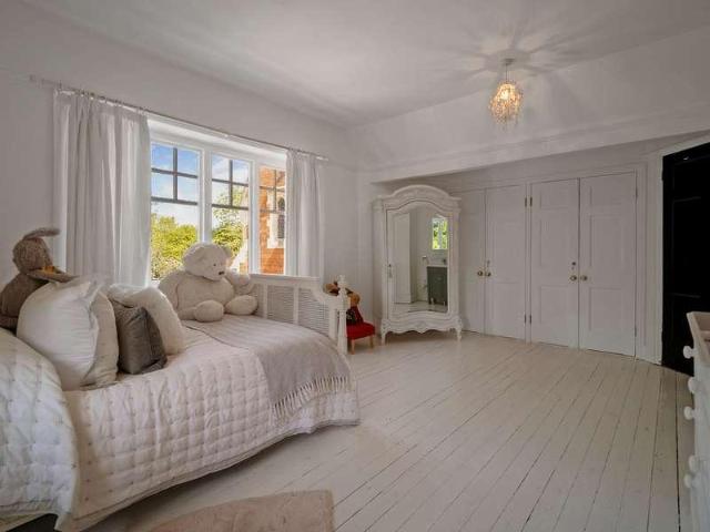 6 bed house for sale