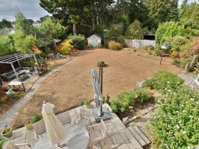 6 bed house for sale