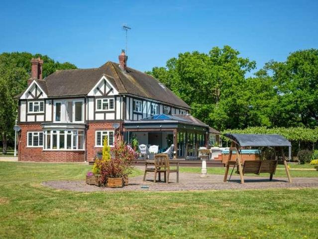 6 bed house for sale