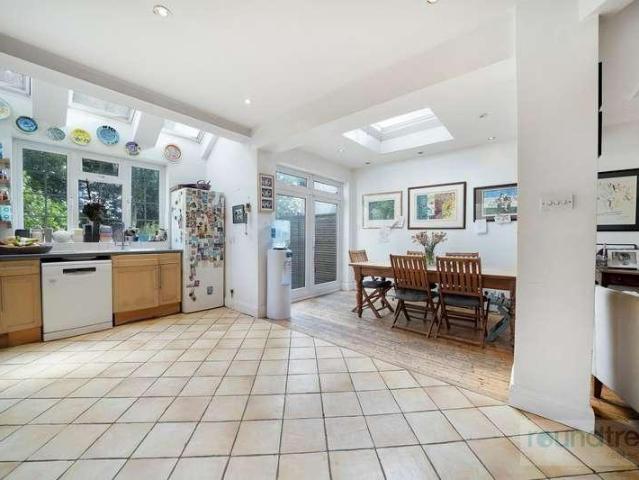 6 bed house for sale