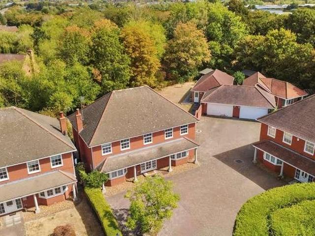6 bed house for sale