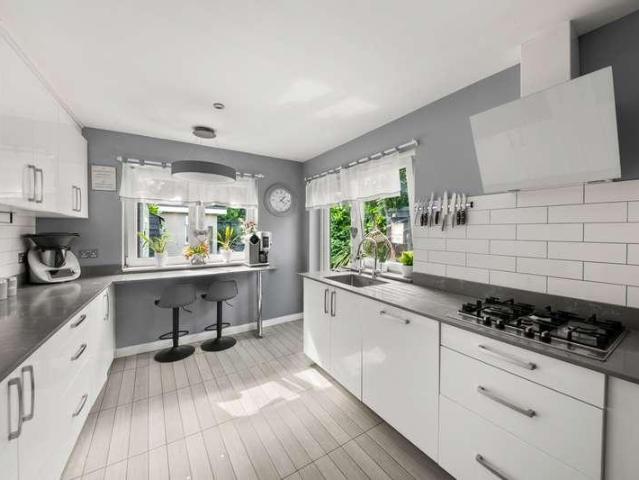 6 bed house for sale