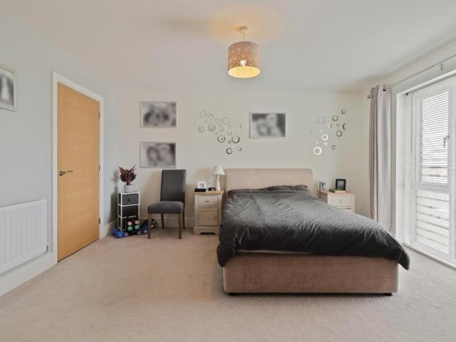 6 bed house for sale