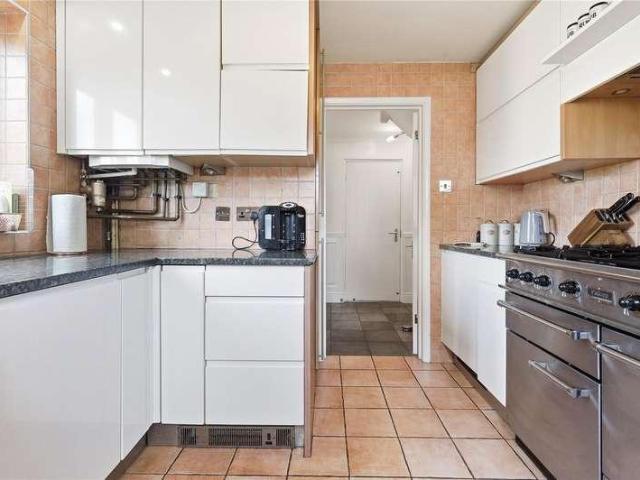 6 bed house for sale