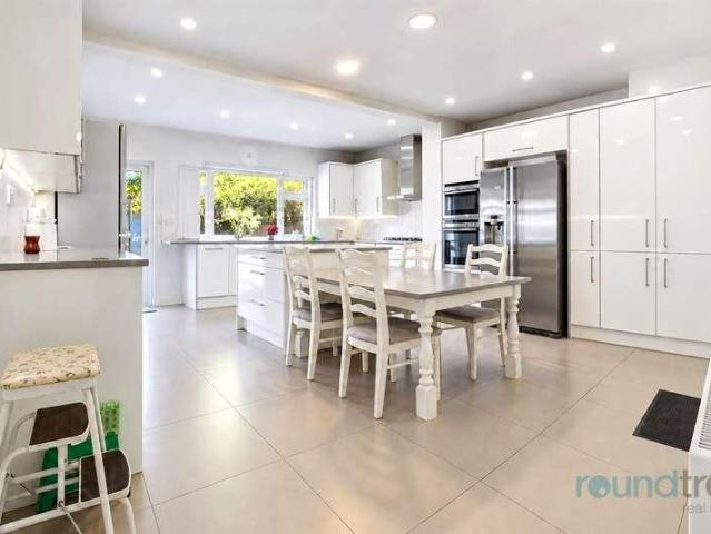 6 bed house for sale