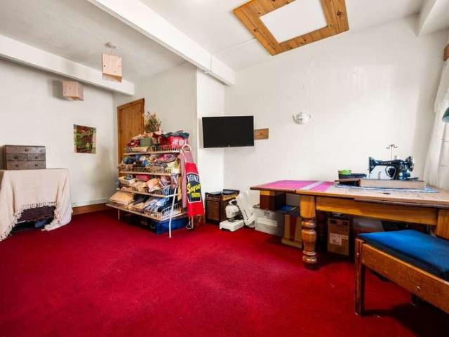 6 bed house for sale