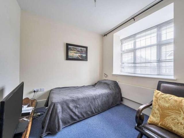 6 bed house for sale
