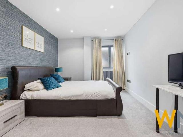 6 bed house for sale