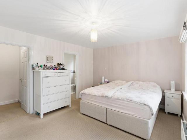6 bed house for sale