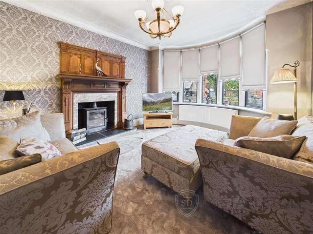 6 bed house for sale