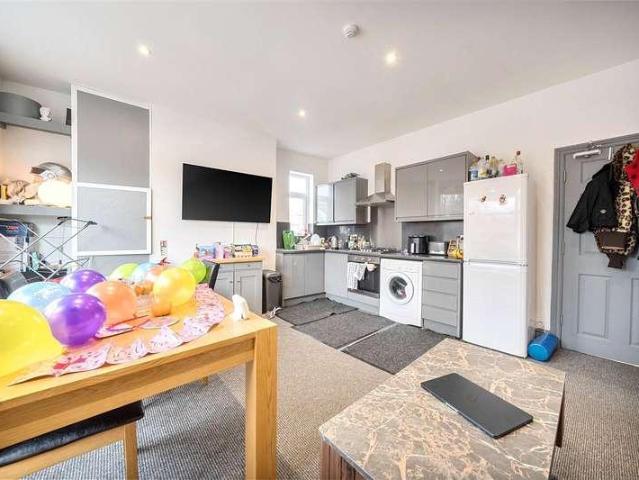 6 bed house for sale