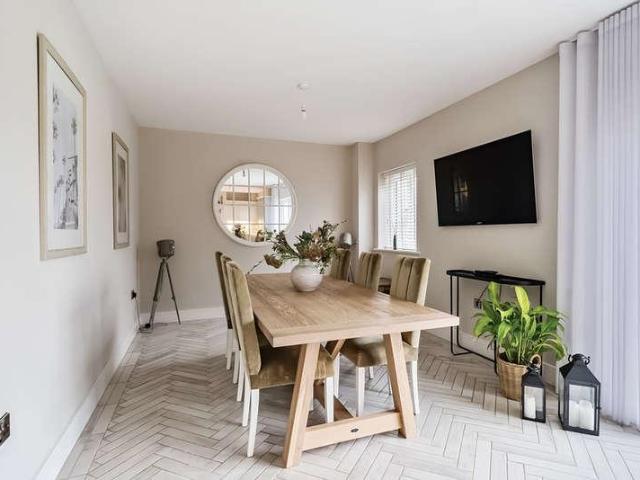 6 bed house for sale