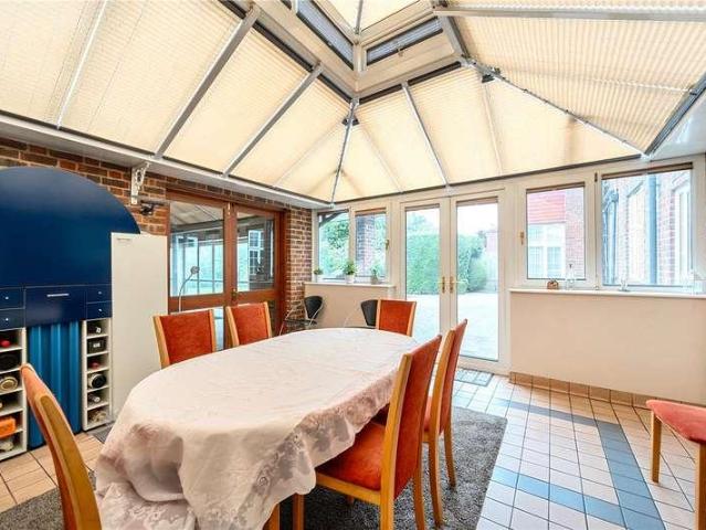 6 bed house for sale