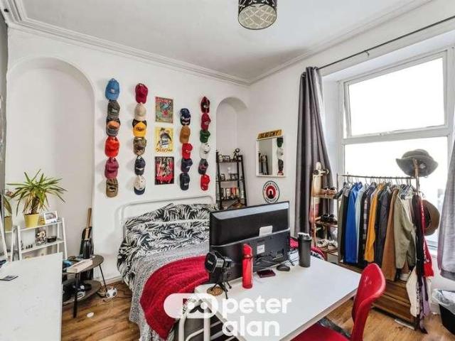 6 bed house for sale