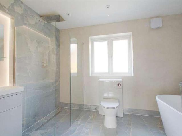 6 bed house for sale