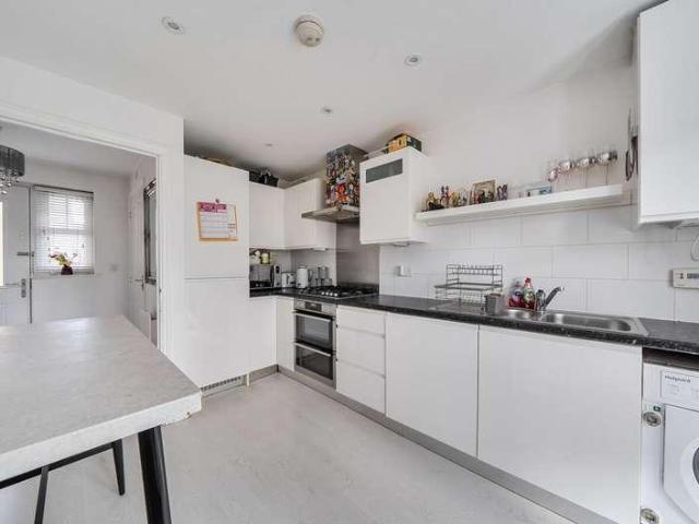 6 bed house for sale