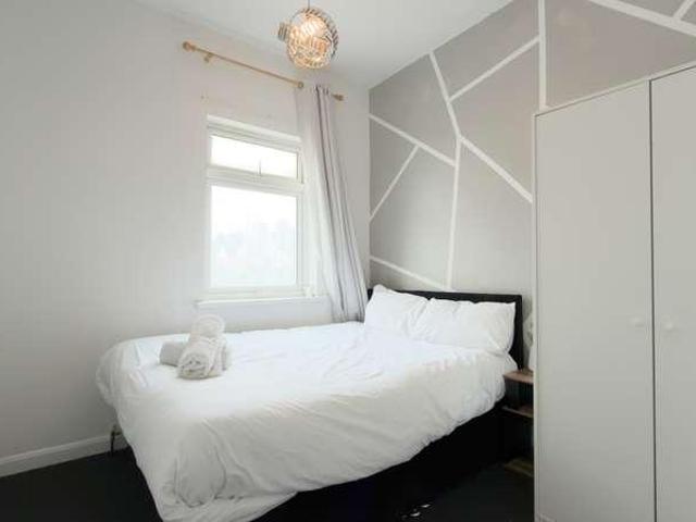 6 bed house for sale