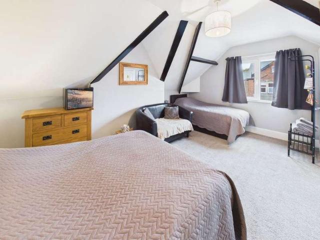 6 bed house for sale