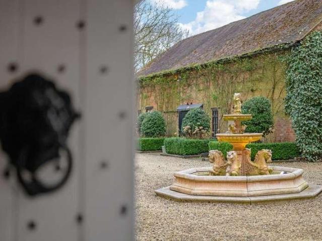6 bed house for sale