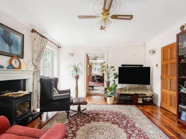 6 bed house for sale