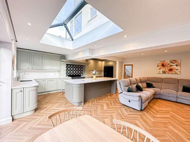6 bed house for sale