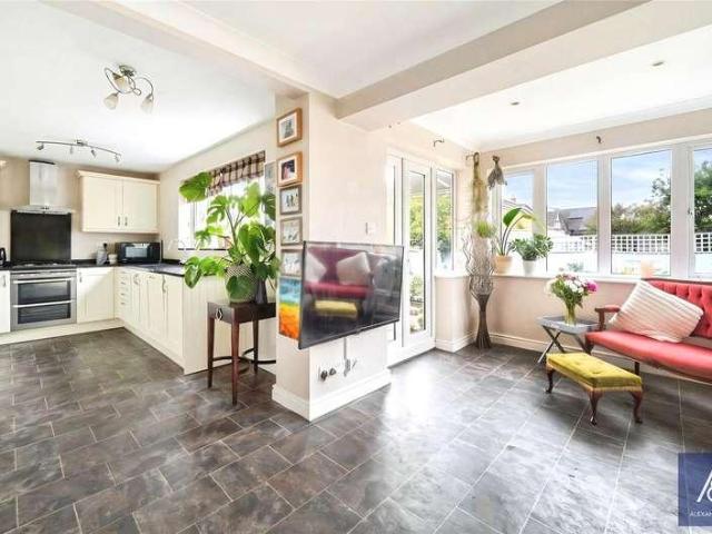 6 bed house for sale