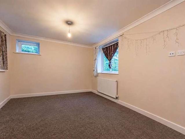 6 bed house for sale