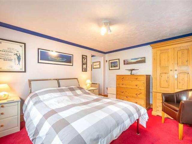 6 bed house for sale