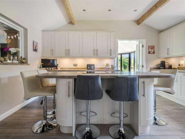 6 bed house for sale