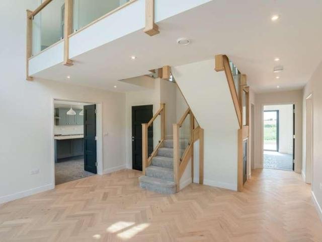 6 bed house for sale