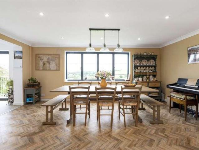 6 bed house for sale