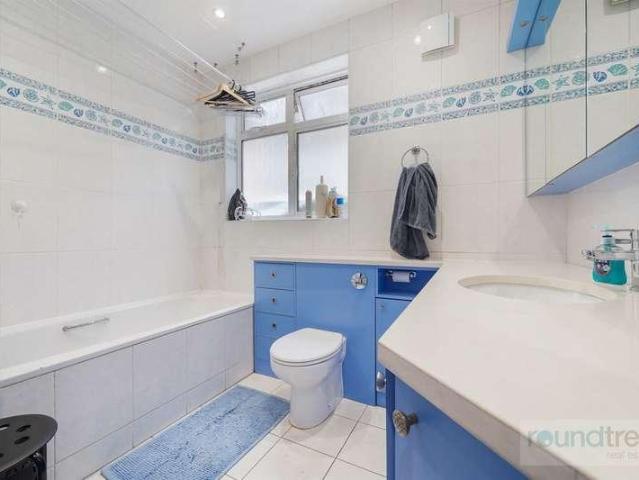 6 bed house for sale