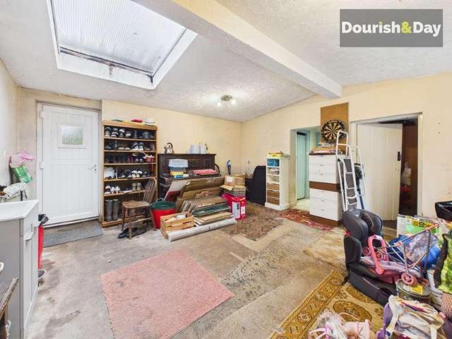 6 bed house for sale