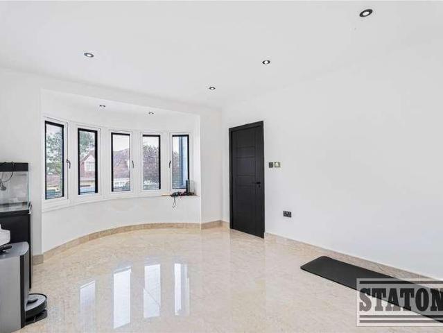 6 bed house for sale