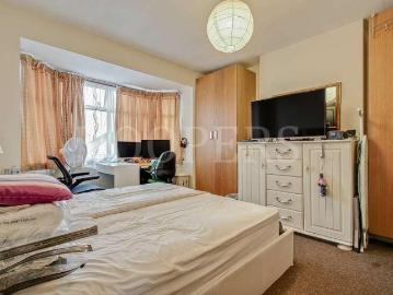 6 bed house for sale