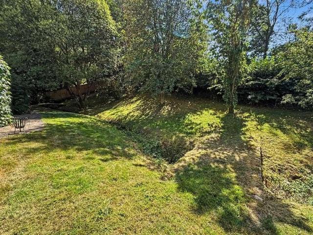 6 bed house for sale