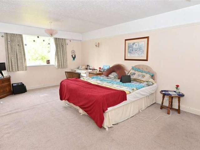 6 bed house for sale