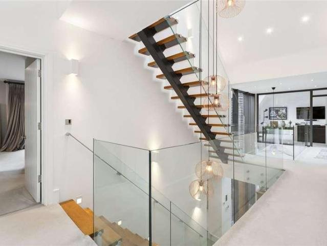 6 bed house for sale