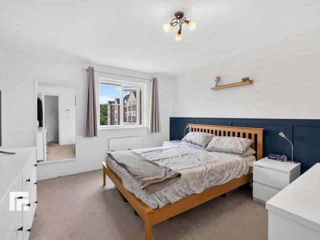 6 bed house for sale