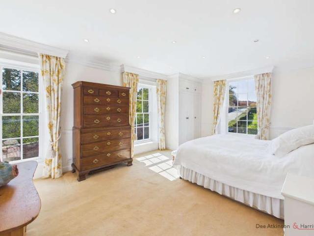 6 bed house for sale