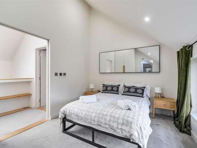 6 bed house for sale