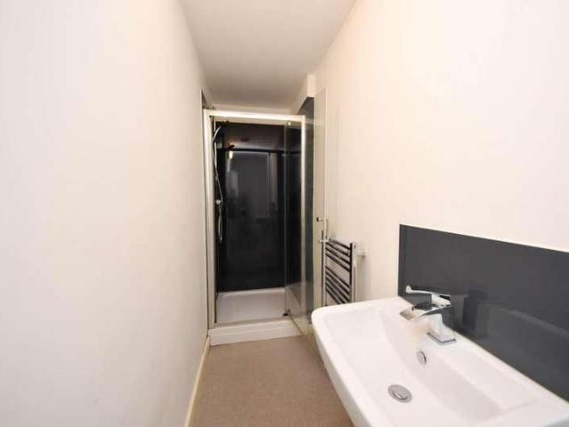 6 bed house for sale
